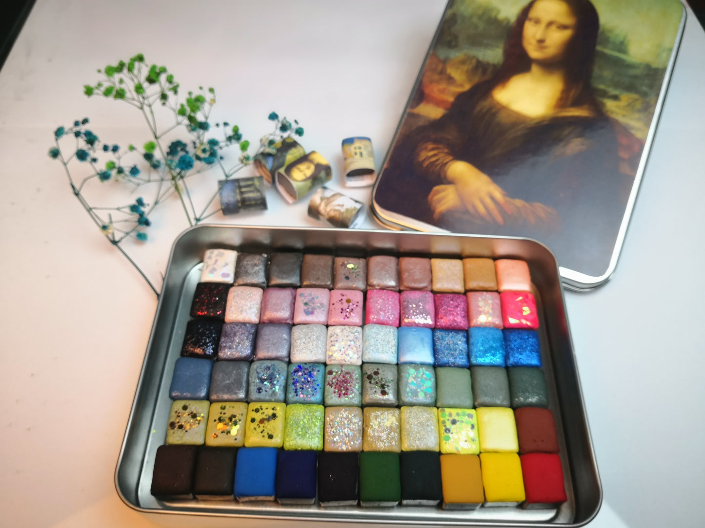 60-teiliges Aquarellset – handgefertigte Aquarellfarben in halben Näpfen in einer Metalldose